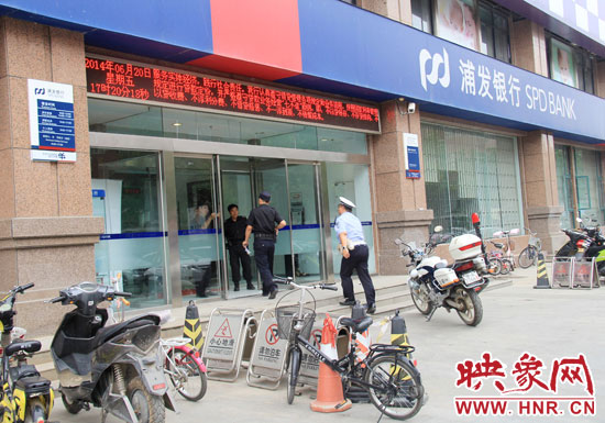 民警趕到現(xiàn)場了解情況。