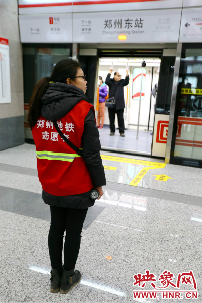 在前期的志愿工作中鄭州地鐵主要與市各大高校合作組建志愿者服務(wù)隊(duì)。