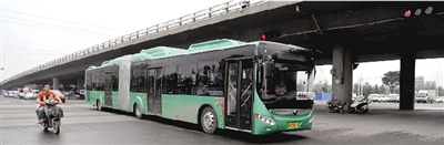 昨日上午，一輛B3快速公交測試車行駛在西三環(huán)的線路上。