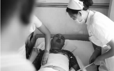 昨天，鄭州市第一人民醫(yī)院，被打傷的鄭州管城區(qū)執(zhí)法隊員唐建偉在接受治療。