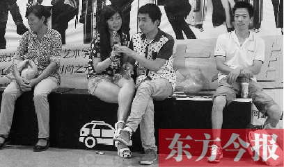 昨天，火車站地一大道納涼點(diǎn)已有許多市民坐在商場(chǎng)的椅子上乘涼
