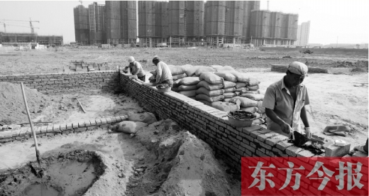 7月8日，鄭州市銀鶯路南端，一處新建的小學(xué)和中學(xué)剛剛開始動工