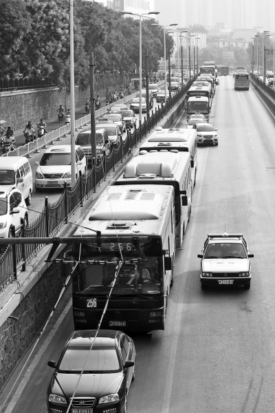 大量的機動車由京廣路向北前行，右拐后涌上中原路地下道。