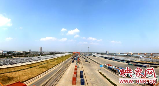 鄭州鐵路集裝箱中心站內(nèi)，滿載貨物的國際班列從這里開出。段晉哲/攝