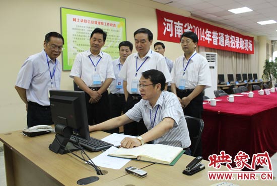 副省長(zhǎng)徐濟(jì)超在高招錄取現(xiàn)場(chǎng)聽(tīng)取工作人員匯報(bào)。