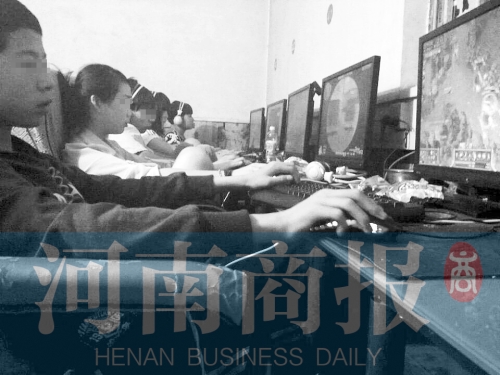 在鄭州市中原區(qū)郭莊的一個“黑網(wǎng)吧”里,擠滿了中小學(xué)生模樣的孩子