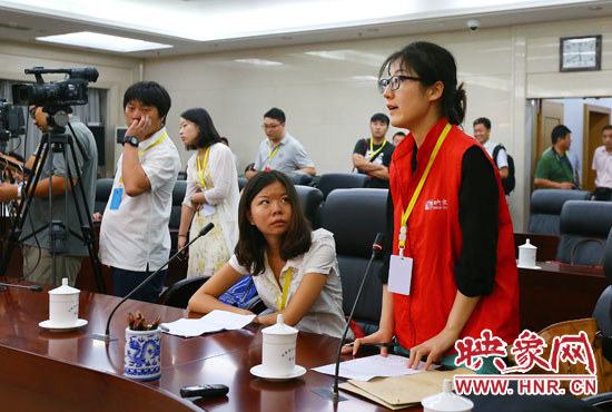 映象網(wǎng)記者就網(wǎng)友關(guān)心熱點(diǎn)問題向省教育廳副廳長尹洪斌提問。