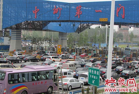 鄭州機(jī)場(chǎng)收費(fèi)站口（中州第一門）車輛排隊(duì)擁堵情況嚴(yán)重。