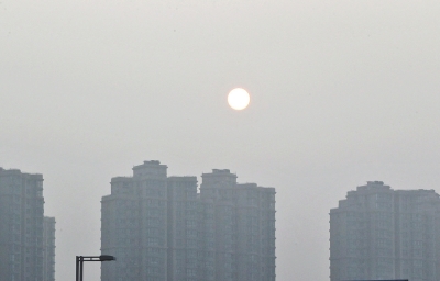昨天，鄭州市區(qū)，霧霾遮擋的太陽像個月亮。