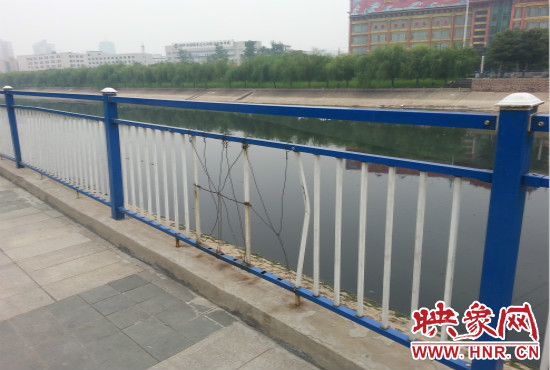 公園內(nèi)多個護欄中間的鋼筋條不翼而飛，僅僅是用幾根細細鐵絲纏住。