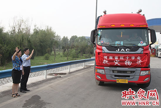 運送救災(zāi)物質(zhì)的貨車出發(fā),奔赴災(zāi)區(qū)。