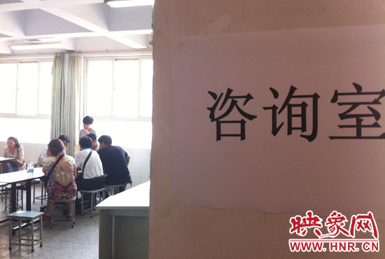 在金水區(qū)教體局設(shè)立的“復(fù)議”現(xiàn)場，家長們提出了各式各樣的問題。
