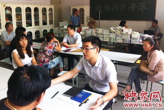 各區(qū)受理咨詢的教育部門工作人員對(duì)于提出的問題一一作出解答。