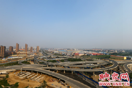 中州大道與南三環(huán)相接的立交橋，預(yù)計明年將建成通車。