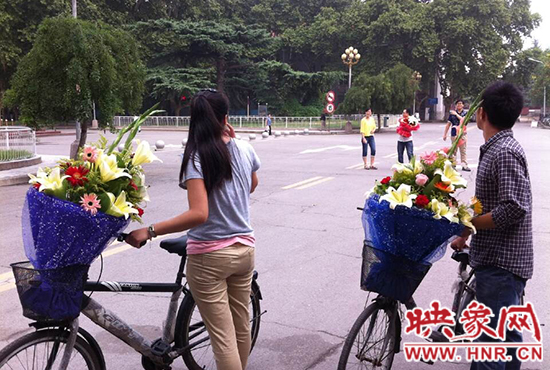 在鄭州大學(xué)南校區(qū)，有不少學(xué)生三五成群，手捧鮮花。