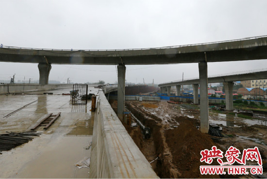 京廣快速路二期北延工程北三環(huán)京廣路立交橋雛形顯現(xiàn)。