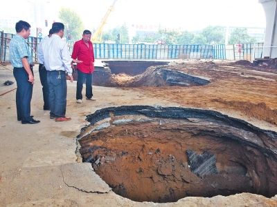 9月20日，中原路西三環(huán)交叉口坍塌現(xiàn)場