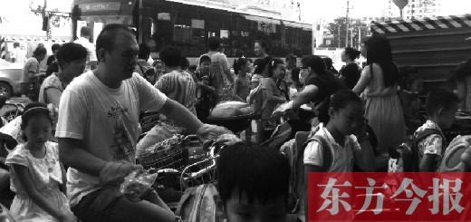 9月4日下午，文化路一小附近，大批陪讀家長(zhǎng)接孩子。