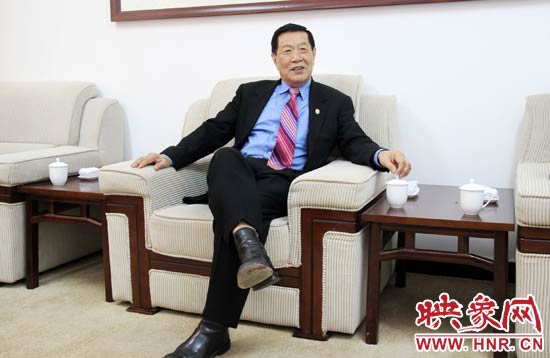 以精湛讀到的刑偵鑒識(shí)技術(shù)享譽(yù)國際的李昌鈺博士，被譽(yù)為“當(dāng)代福爾摩斯”。