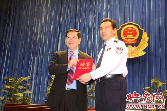 在歡迎儀式上，李昌鈺博士從鐵路警察學(xué)院院長郝宏奎手中接過了客座教授的聘書。