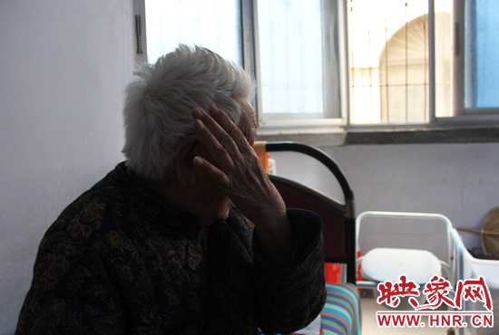 說起敬老院要搬遷,老太太忍不住流眼淚。