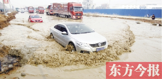 昨日的水坑現(xiàn)場(chǎng)，“坑車”的情況仍在繼續(xù)上演