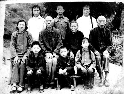 1970年，何兆勝一家人在荊門合影，中排左二為何兆勝。