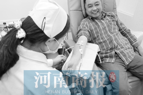 昨天，有市民看了商報(bào)報(bào)道后，前往獻(xiàn)血點(diǎn)獻(xiàn)血 記者 張郁/攝