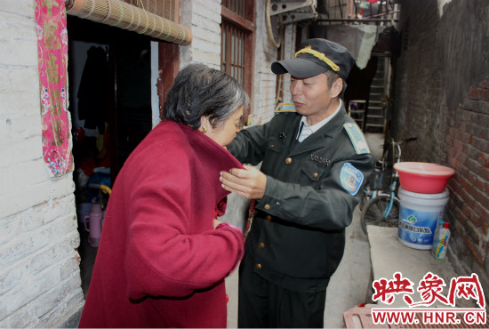 一馬路社區(qū)的巡防隊員們經(jīng)常前來幫助老人。