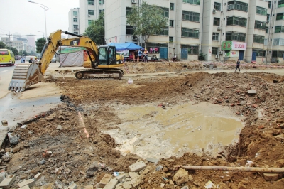 漢江路與行云路口，施工挖斷天然氣管道。