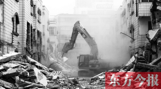 昨日，鄭州市棗莊社區(qū)拆遷現(xiàn)場，揚塵漫天，附近居民叫苦不迭