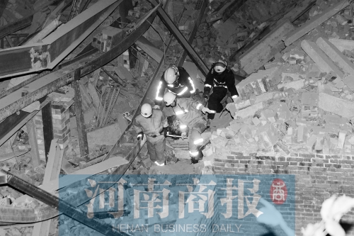 昨晚8點(diǎn)30分，消防員從廢墟中救出一名被埋者