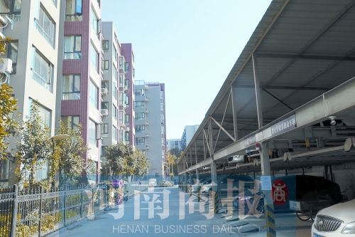 鄭州建設(shè)西路與工農(nóng)路交叉口西北角附近一小區(qū)內(nèi)，立體車庫已投入使用