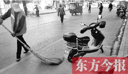 昨日，鄭州市中州大道上，穿梭于車(chē)流中上崗的環(huán)衛(wèi)工