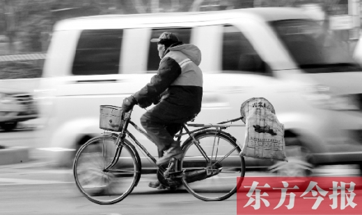 昨日，鄭州市中州大道上，穿梭于車(chē)流中上崗的環(huán)衛(wèi)工