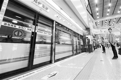 地鐵站內電梯、車門處均貼有安全提示標識。