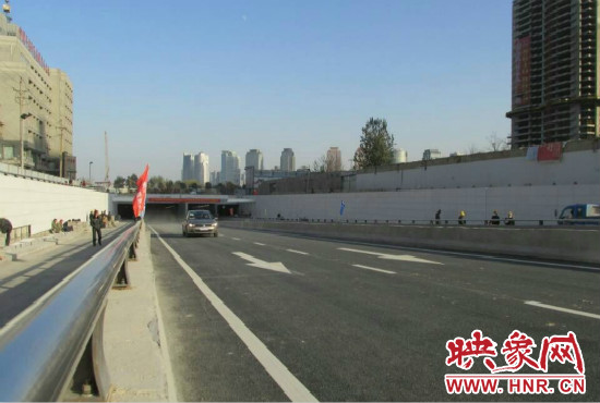 紅專路下穿中州大道隧道工程西起紅專路與姚寨路交叉口，東至紅專路與龍湖外環(huán)路交叉口。