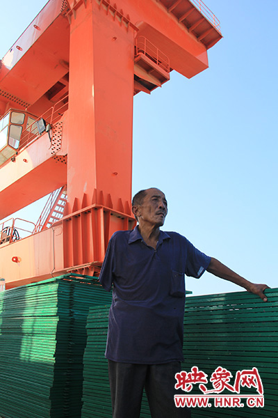 2014年7月31日，淅川縣九重鎮(zhèn)陶岔村獨(dú)臂護(hù)水員李進(jìn)群在淅川渠首。
