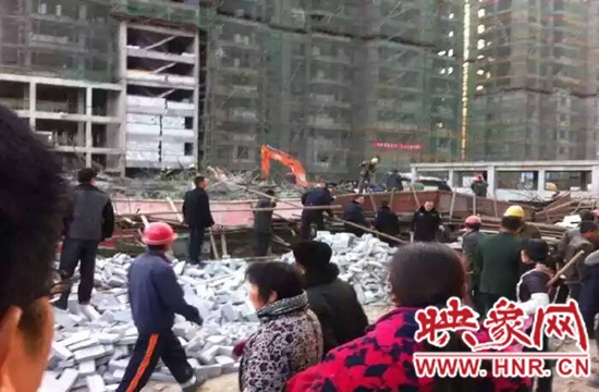 圖為事故現(xiàn)場(chǎng)情況，當(dāng)?shù)厝罕姽﹫D。