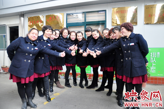 1月6日， 鄭州公交四公司一車隊104路公交線路的女車長們換上了新冬裝，讓人耳目一新。