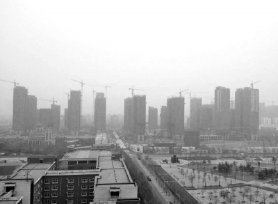在鄭州市同一地點(diǎn)拍攝的照片，下為1月1日晴朗天氣，上為1月5日霧霾天氣。（拼接圖片）
