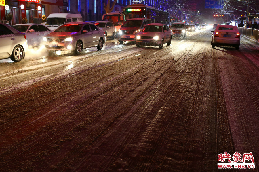 夜晚的雪路給出行的人們?cè)黾恿死щy。