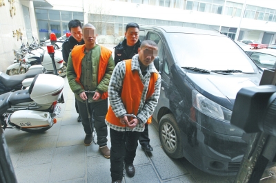 倆刑釋男子，冒充“富二代”，微信搜附近的人，專搶出入娛樂(lè)場(chǎng)所女性