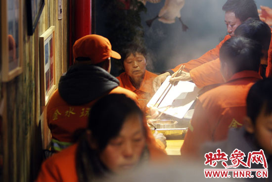 鄭州黃河路衛(wèi)生路附近一家火鍋店，宴請130名環(huán)衛(wèi)工人吃火鍋。