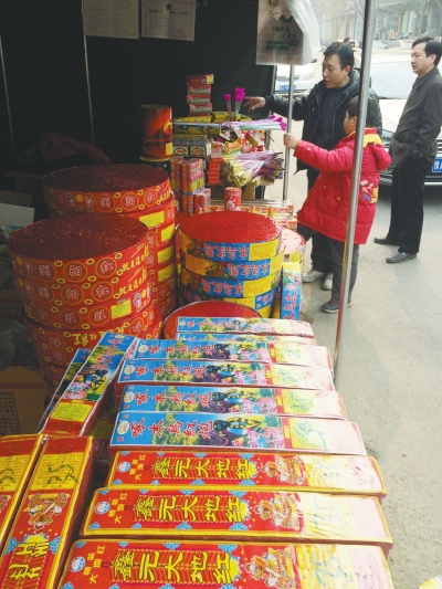 一家鞭炮攤兒前，只有少數(shù)人駐足購買。