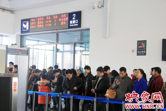 鄭開(kāi)城鐵列車晚點(diǎn)致旅客滯留 疑因線路上掛落異物