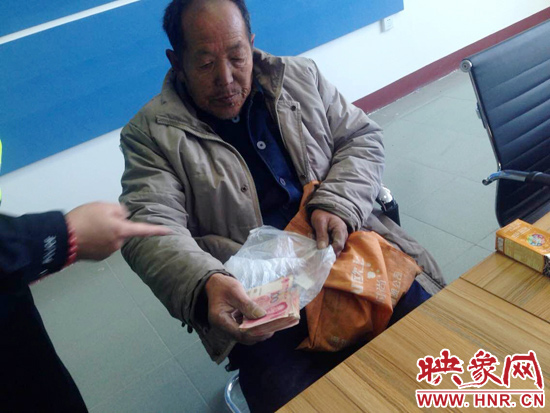 在把老人帶回駐地后，老人竟又從身上掏出幾千元現(xiàn)金要塞給民警。