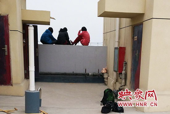 三人在樓頂始終不肯下來(lái)。