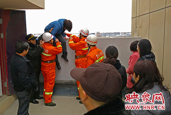 消防隊(duì)員和巡防隊(duì)員、民警將最后一名女子從樓頂救下。