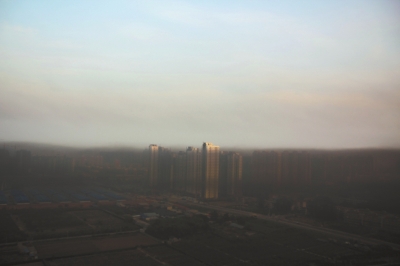鄭州遇“平流霧”，上空晴朗，城市被黑霧籠罩